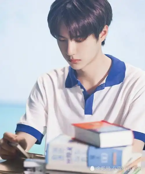 有种"颜值"叫做穿蓝白校服的王一博,低头看书的时候,帅到犯规