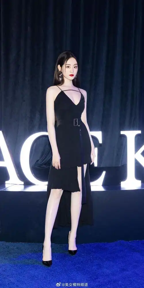 祝绪丹红唇黑裙明艳优雅活动写真