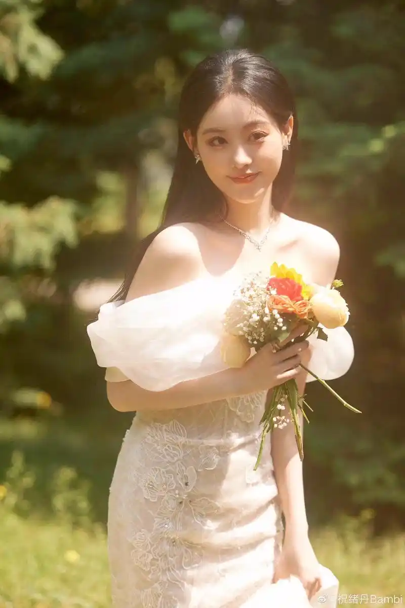 祝绪丹的一组美照曝光她披散柔顺长发穿露肩公主裙清纯可人身材高挑在