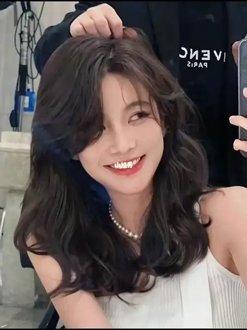 不染色也好看的卷发发型黑色更显高级感