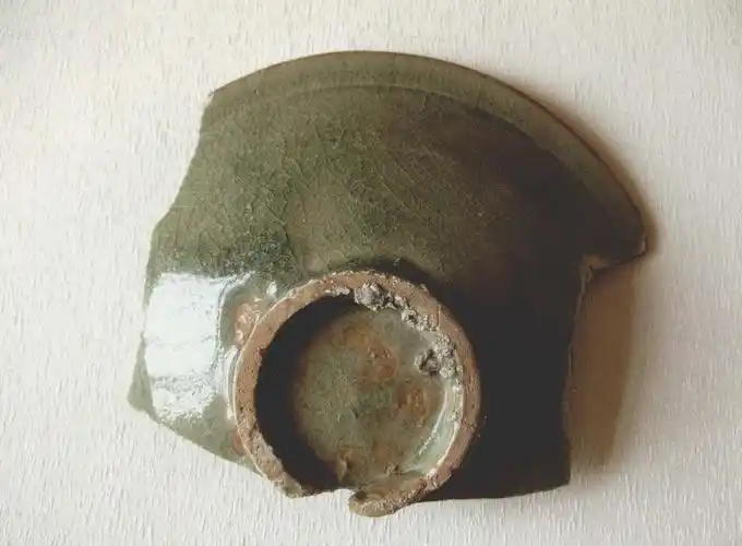 图31-3 北宋汝窑(所谓 "临汝窑" )印花碗残底