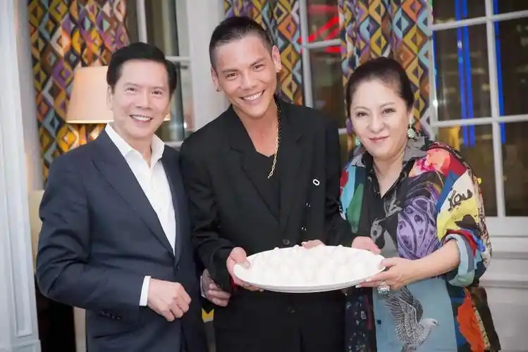 向佐被谁打过巴掌(偏爱人妻向佐先传婚内出轨后被拳王当众扇脸他有多