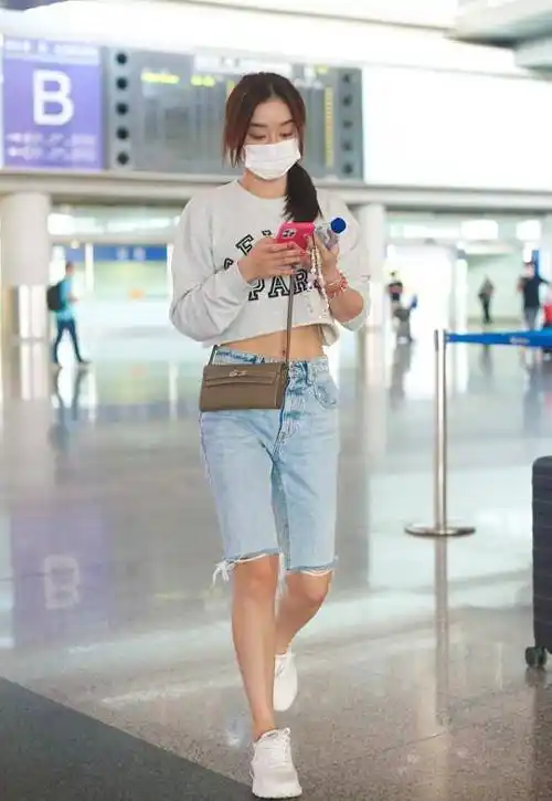 袁姗姗身穿长袖露脐装,下搭牛仔短裤,身材好就该这么穿!