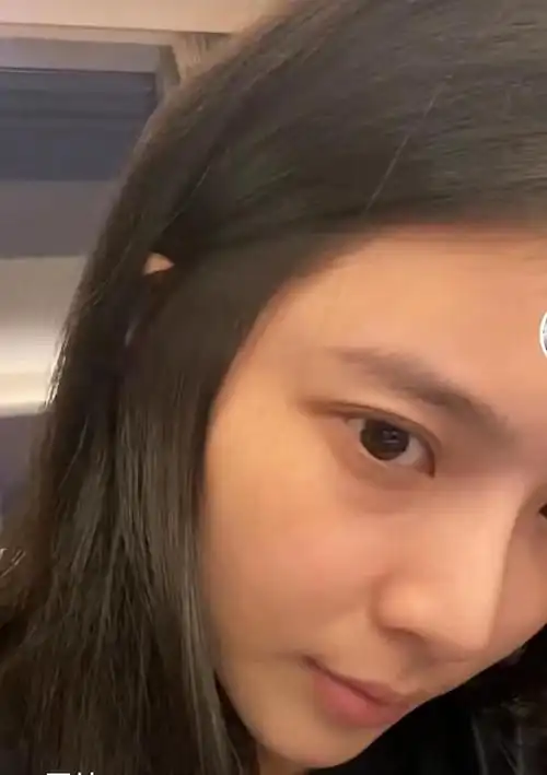 杜淳老婆王灿晒素颜自拍,各种怼网友,网友:她不仅自恋还自卑