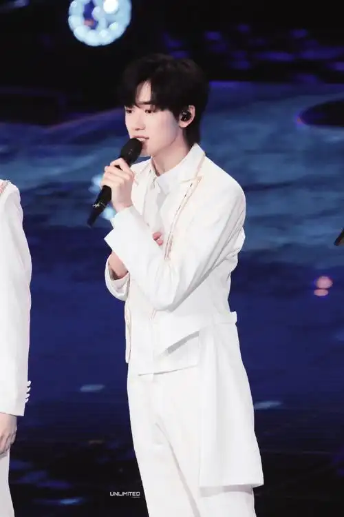 宋亚轩央视六一晚会##宋亚轩白色燕尾西装