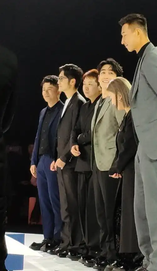 笑死了,朱一龙看易建联,脖子都快扭成麻花了,一些对身高的羡慕和渴望