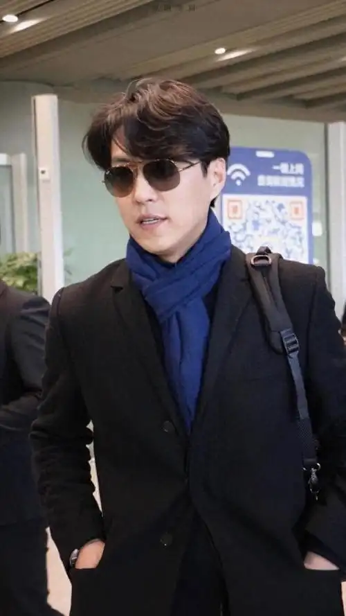 靳东是我见过最反油腻的男人:头不戴帽,脖系围巾,保暖又有格调|发型