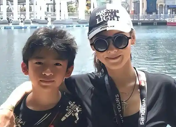 张柏芝2胎面相大变越来越像他网友吵翻天对谢霆锋太不公平