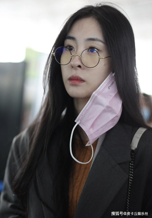 张碧晨是素颜出镜,已经31岁了皮肤白嫩细腻,状态还是挺不错的,满满的