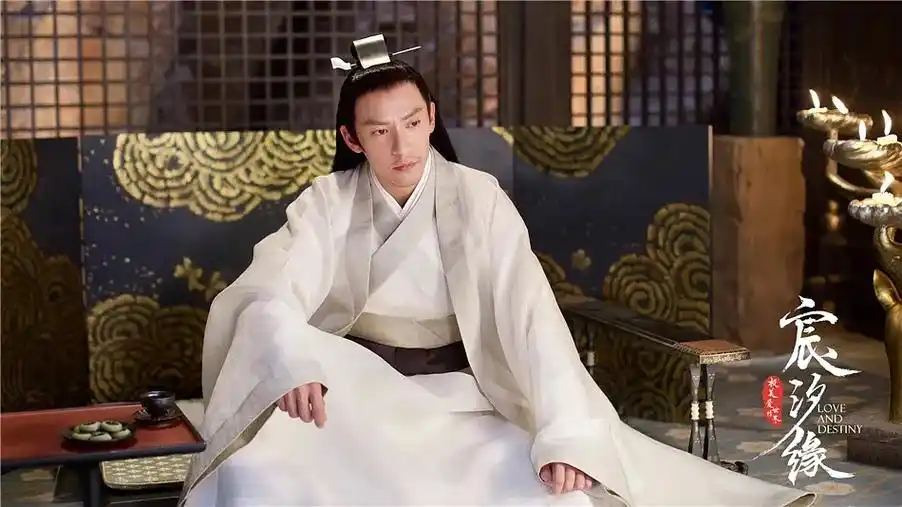 而其中饰演战神「九宸」的张震,虽然单看古装造型会觉得还好,但只要一