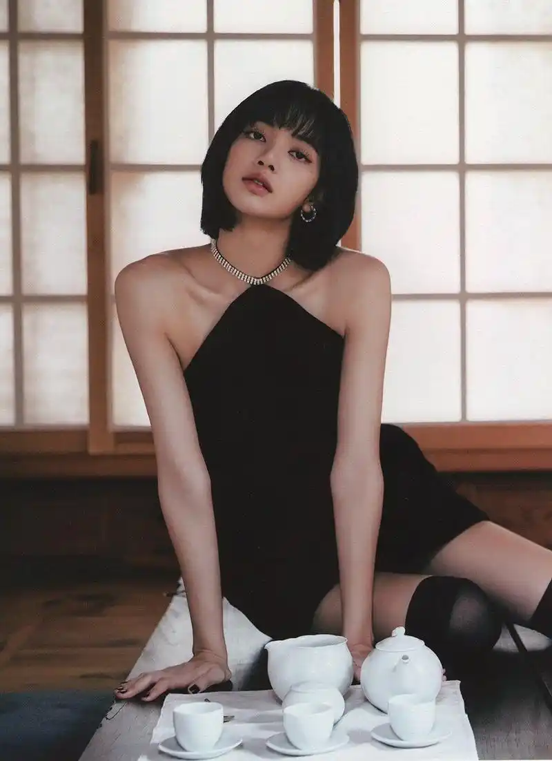 lisa短发造型性感写真图片