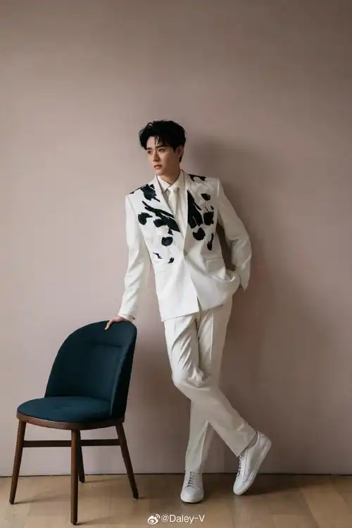 龚俊蜀绣熊猫白西装##龚俊黑白西装造型