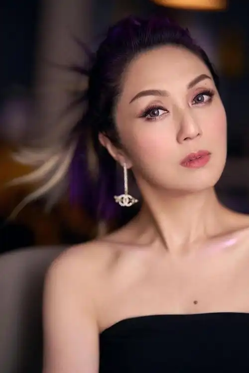 杨千嬅最新舞台彩色挑染造型也太美啦