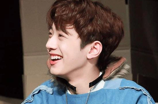 爱豆不文明行为:夏瀚宇乱丢烟头,赖冠霖随地吐痰,他在街头小便