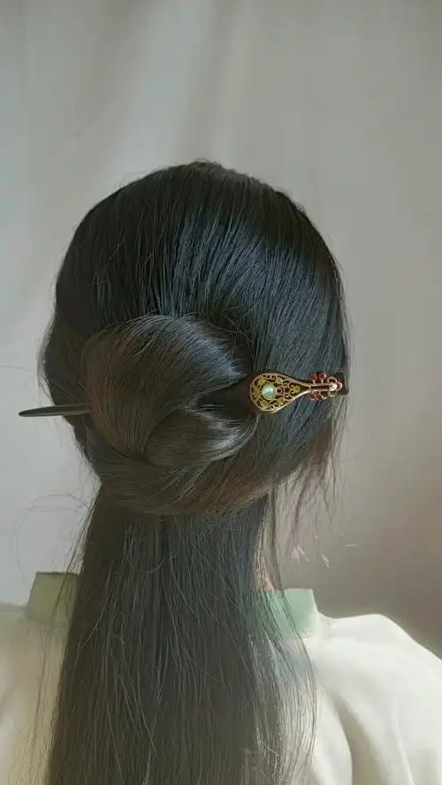 随着中华文化的复兴, 简约发簪盘发,在我们的日常生活中随处可见.
