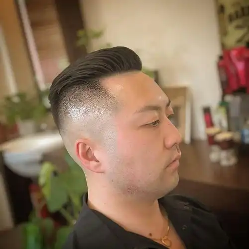 熟男专属的发型年轻的潮男也可以轻松驾驭时尚复古的前卫背头