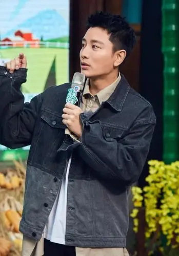 而贾乃亮则默认了没有;此外,李小璐与贾乃亮在日前把微博求婚的背景图