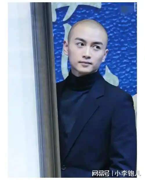 在5月28日举办的电视剧导演大会上,光头造型亮相的陈晓,直接帅上热搜.