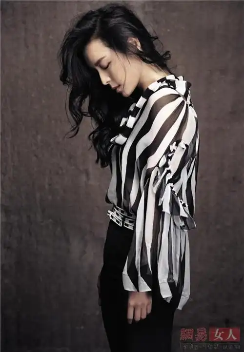 张静初最新大片曝光 极简黑白诠释率性之美