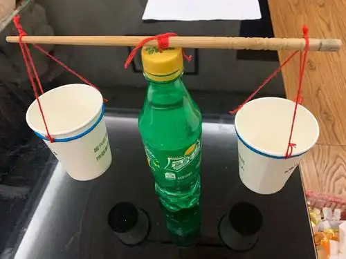 孩子们自制简易天平