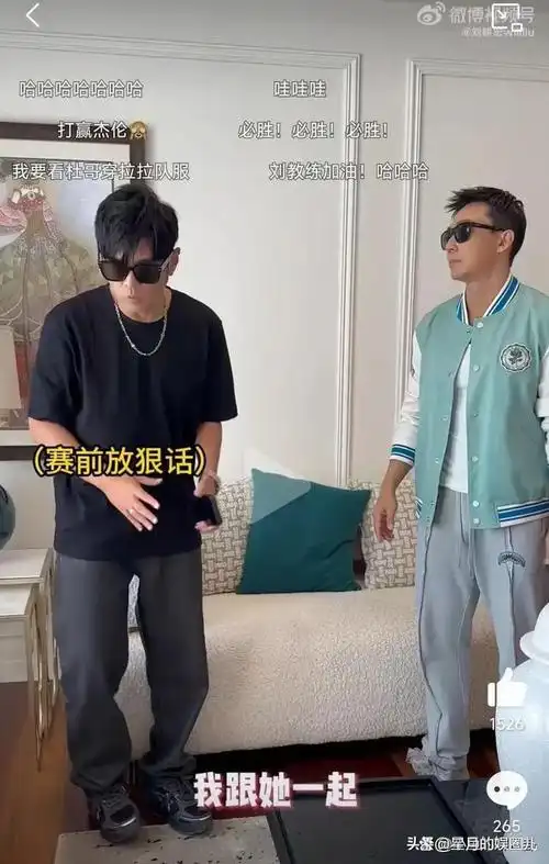 刘畊宏周杰伦网球场pk昆凌在一旁加油陪同甜喊周董baby