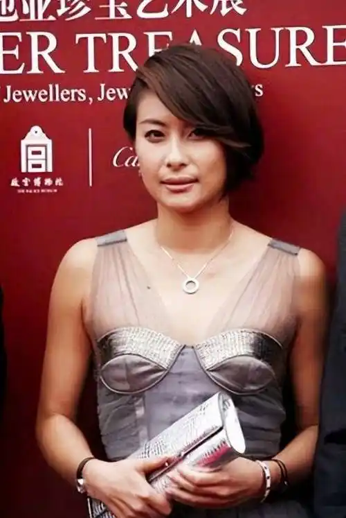 郭晶晶造型解析穿搭小知识:选对发型优点:修饰脸型,营造氛围感郭晶晶