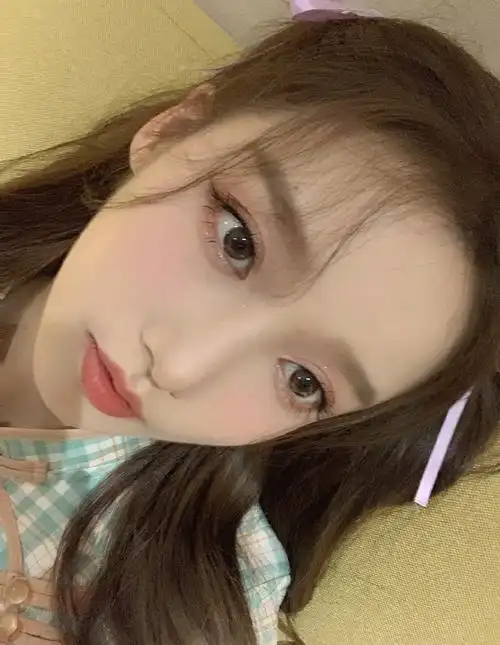 姜贞羽居家俏皮生活照图片