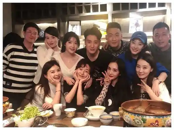 杨幂张小斐原大学同学聚餐手挽手走感情维持一直不错