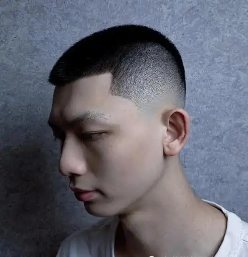 头发极短,随意很难驾驭,但是可以展现出男士魅力,寸头发型更是检验