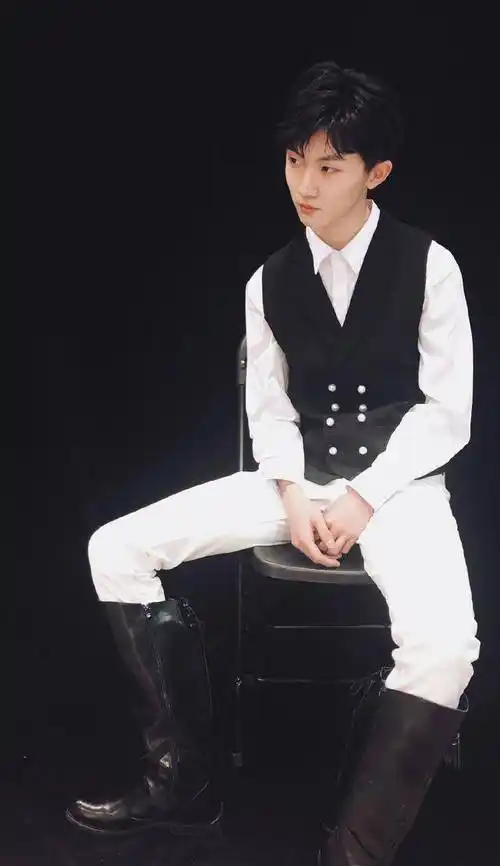 "国风少年"马嘉祺,少年感融合禁欲男友风穿搭,难怪能圈粉无数