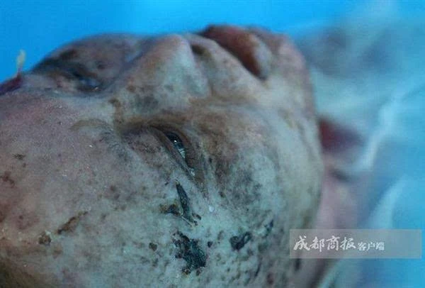 为抢iphone 成都13岁少年泼汽油烧美女教师