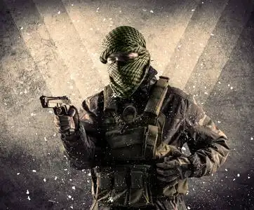 又脏又臭的背景与危险蒙面全副武装的士兵的肖像照片