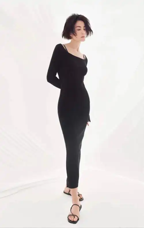 51岁王菲变性感尤物最新内衣大片曝光平板身材穿紧身裙变火辣