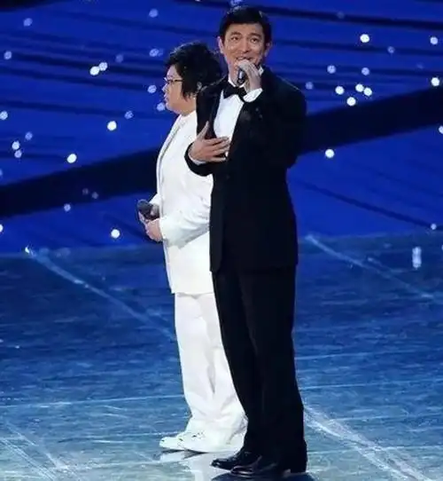 被称不是歌手的刘德华在义演中压轴表演又一次创造热度高峰