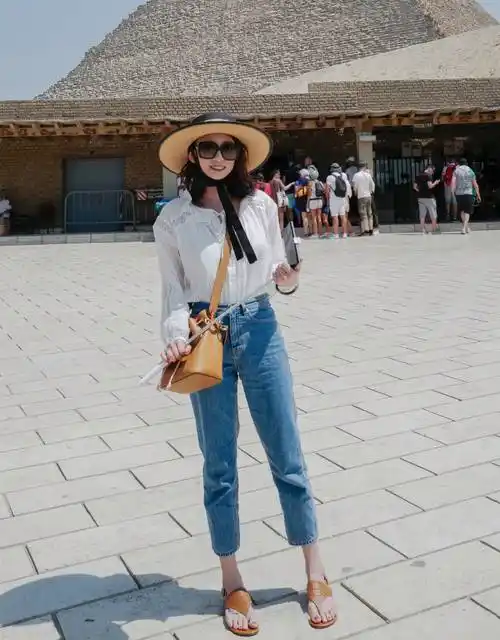 原创偶像剧女王陈乔恩穿白色衬衫牛仔裤40岁了还少女感十足