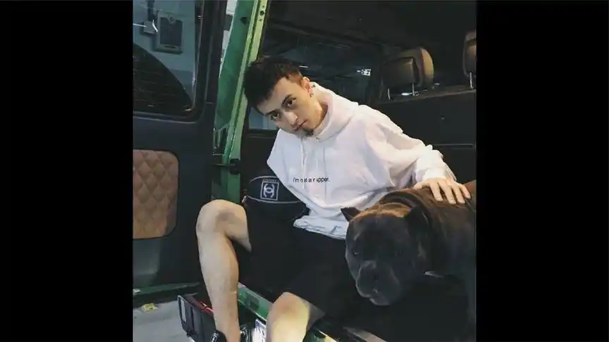 "沪上皇"秦奋驾豪车现身上海酒吧,脚上"开车鞋"走红吸金2.6亿