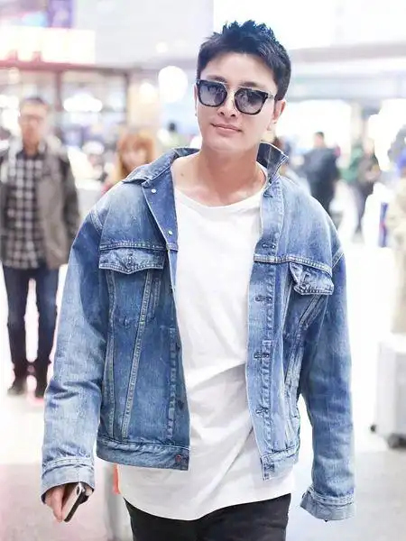 又帅回来了知名男星穿牛仔外套不但剑灵大气又不失男人味
