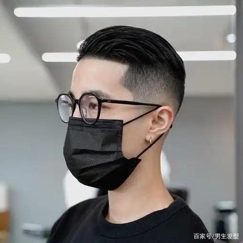 男士短发发型2边剪掉就是帅气(今年最流行的男士发型!两边剃短就对了!