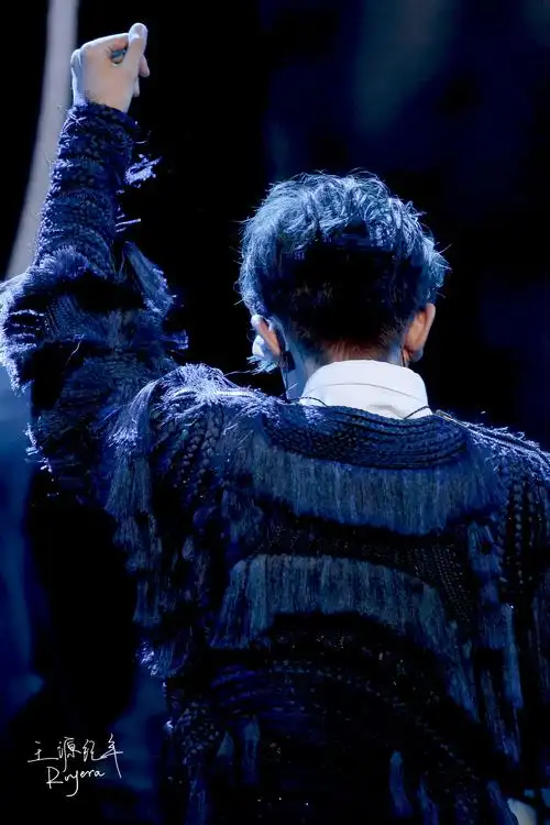 tfboys新闻191012王源帅气背影合集宽阔肩膀纳山海