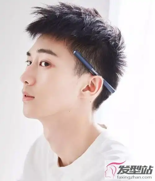 中学男生适合剪什么发型 这几款发型青春时尚男神必剪