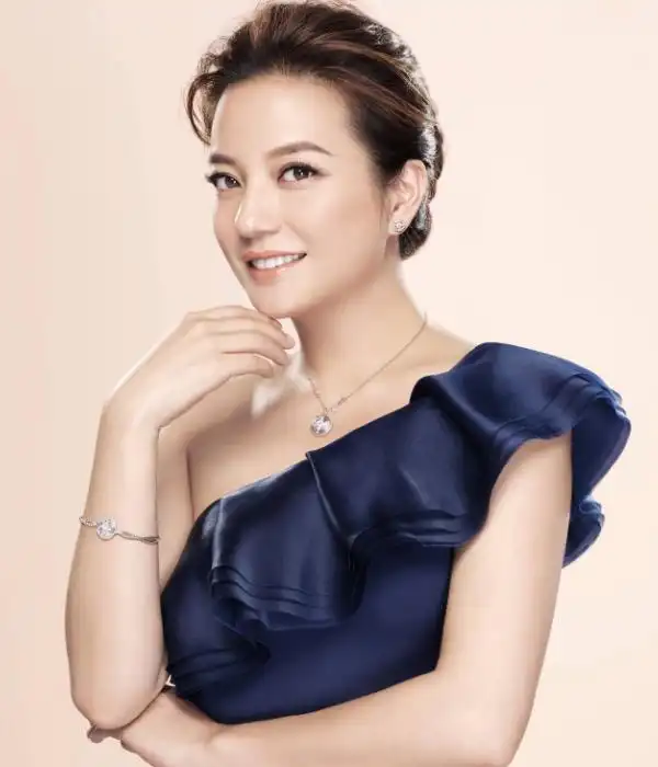 知性女神赵薇:温婉迷人,恬静优雅,令人心生向往!