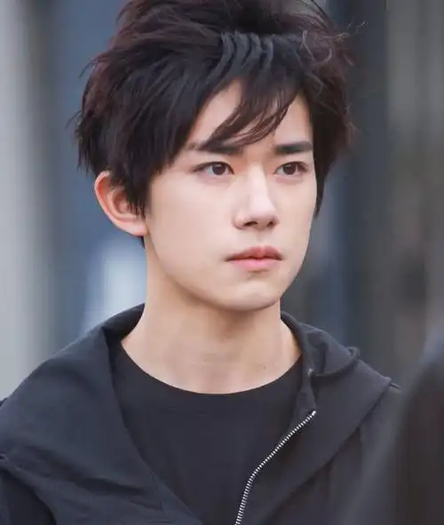 易烊千玺忍不住卖萌?嘟起嘴的瞬间,网友:还是适合大佬范!