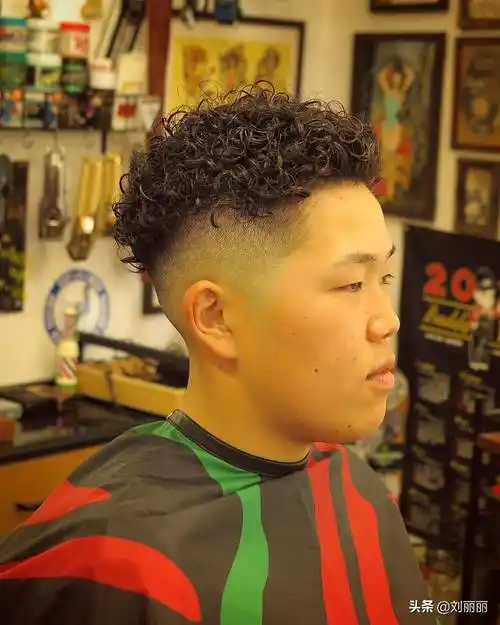 如果还显蓬松度不够的话,可以把头顶头发烫成小卷