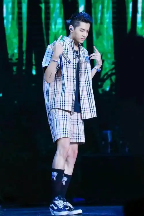 例如吴亦凡舞台这张,格子套装 黑暗风袜子也能走嘻哈范儿▼关注耶啵的