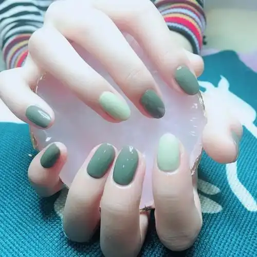 夏天的跳色美甲也可以美得很高级