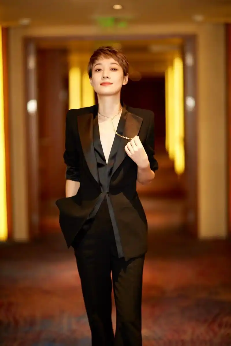马伊琍身着黑色真空西装彰显曼妙身材,金色项链在精致锁骨上夺目吸睛