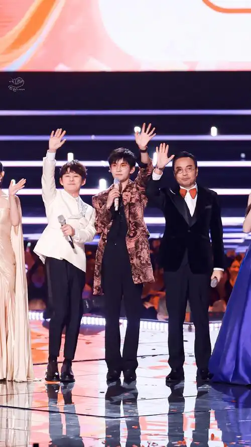 何炅见证了多少人的成长##易烊千玺二三逢时戢鳞风起