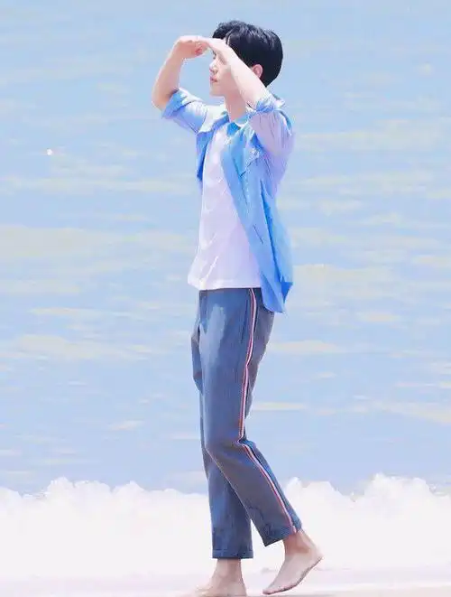 肖战《时尚cosmo》电子刊,赤脚走在海边的听风日系少年!