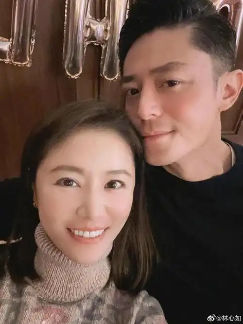 霍建华把老婆搂在怀里,霸总范十足,林心如一脸娇羞,两人亲密贴脸同框