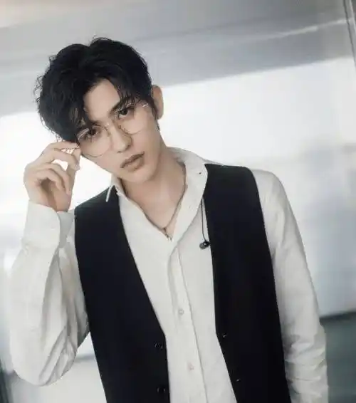 这是我们认识的蔡徐坤早期活动旧照网友这都能成顶奢吗